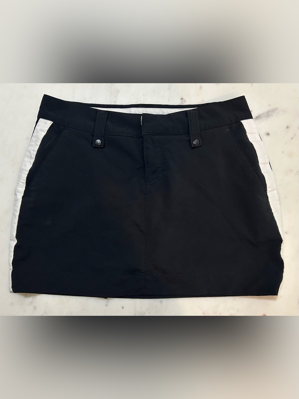 Under Armour Women’s Black Skort w/White Side Panels Size 4 Front/Back Pockets